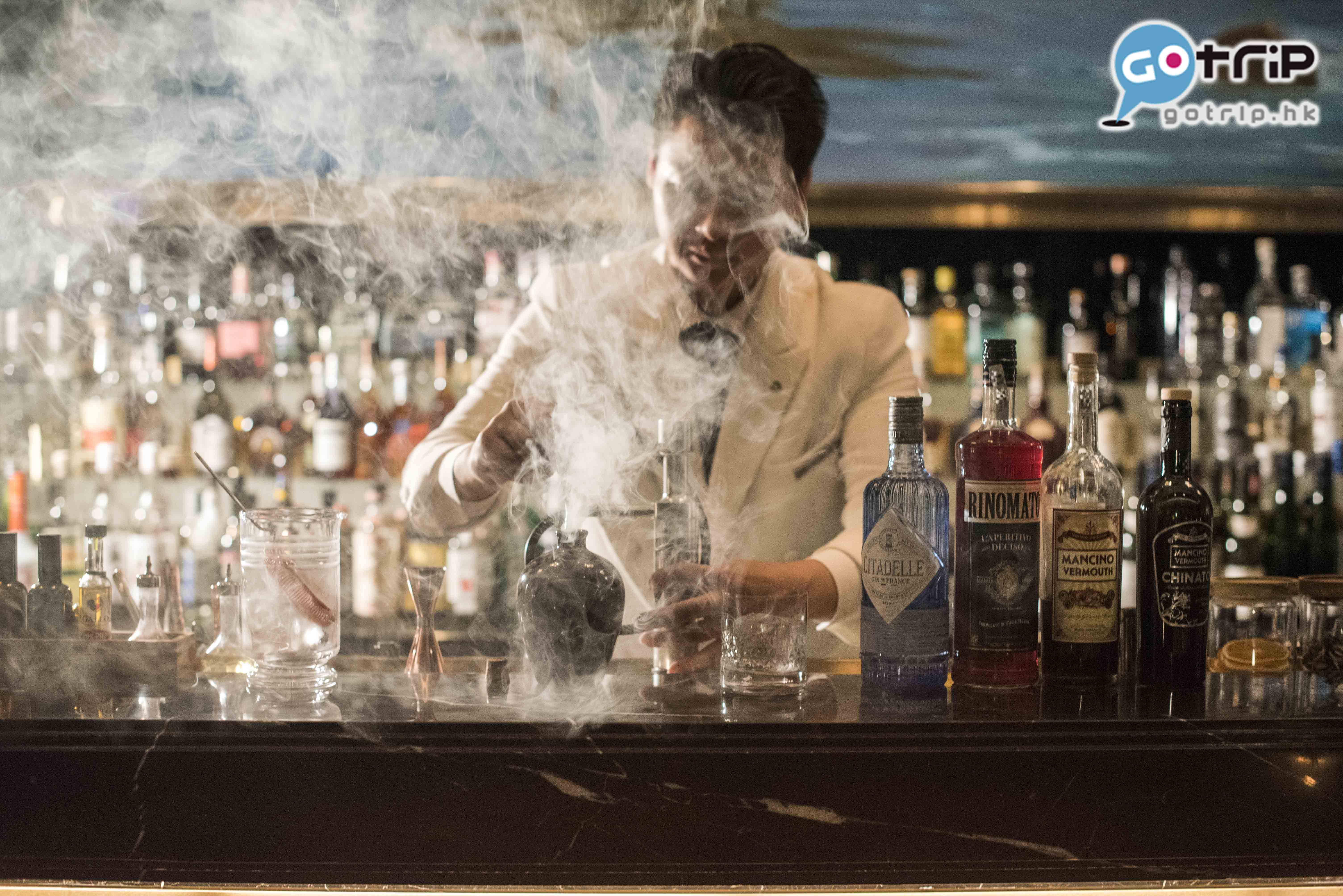 港珠澳 澳門 珠海 2日1夜 調酒時加入中國特色，將酒倒進小酒埕內，再用煙燻焗釀一會。