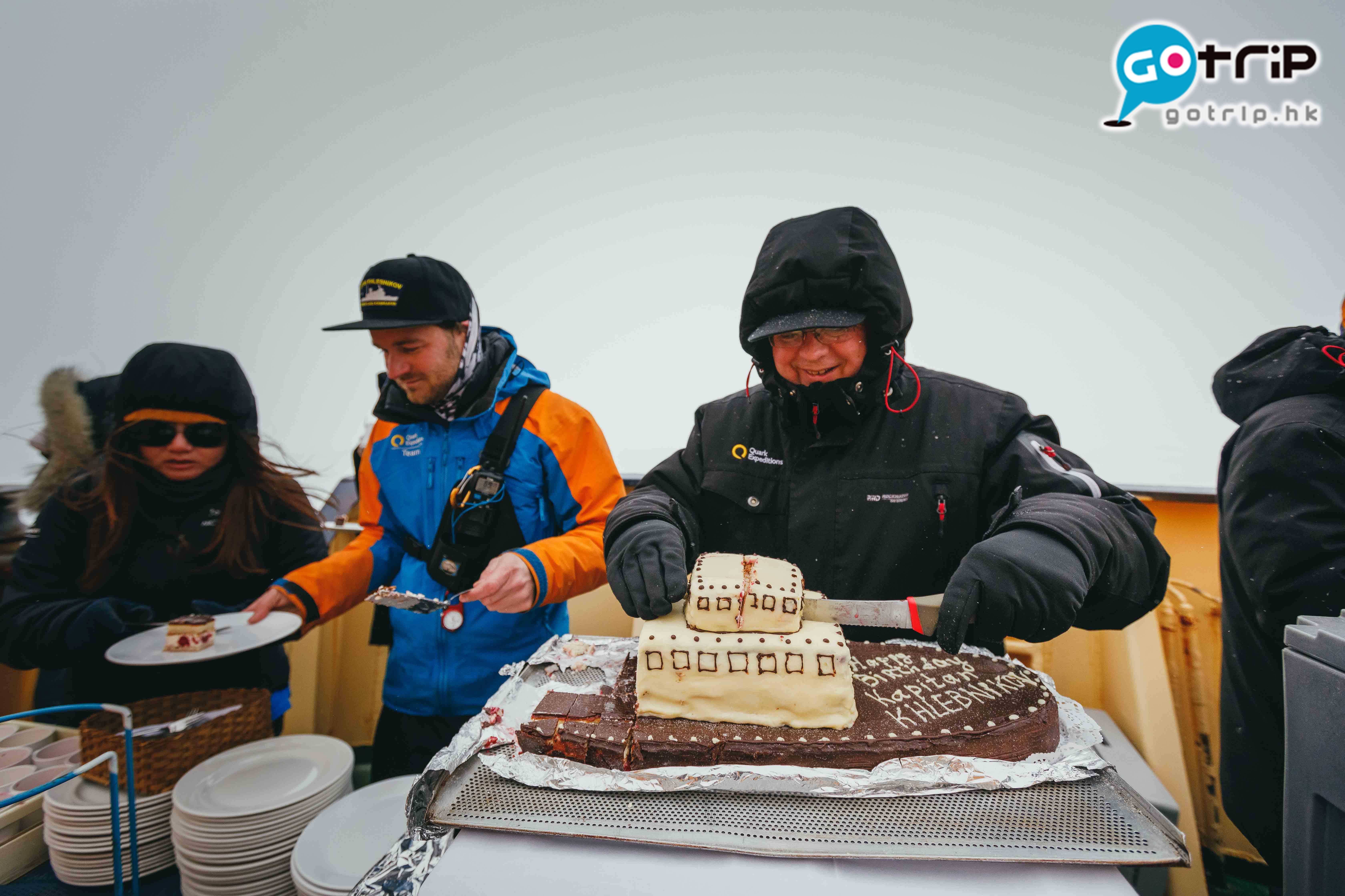 南極企鵝 出航期間，遇上破冰船38歲生日，船員和參加者一同在船頭切蛋糕。