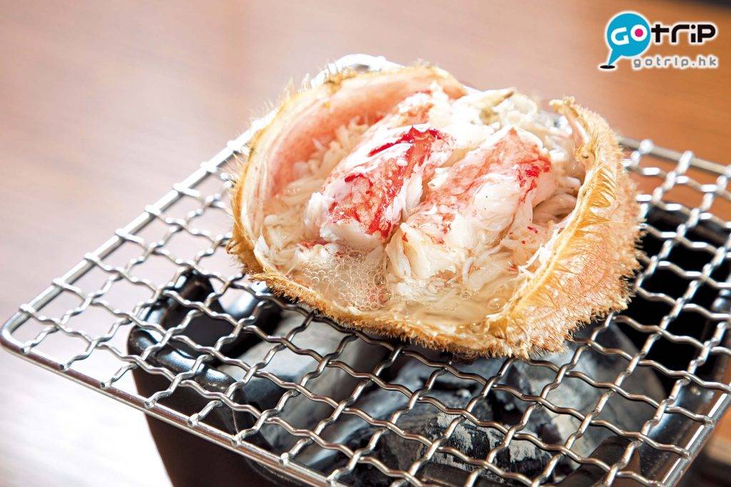 東京蟹店 炭燒北海道毛蟹，一簇簇的手拆蟹肉跟蟹膏放在炭上加熱，那陣鮮甜味極突出！