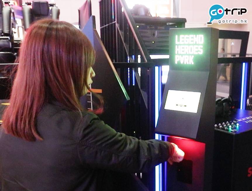 澳門 VR Legend Heroes Park 付費後，玩家會有一條手帶，玩體驗之前，要先scan手帶。