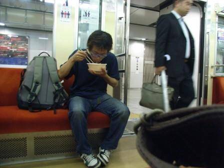 日本電車禮儀 食麵等有湯嘅食物，亦應小心湯水外溢嘅機會呀！