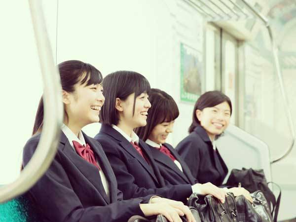 日本電車禮儀 喺車上傾偈時，記得要細聲講細聲笑啊！