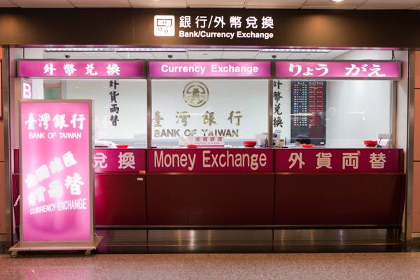 臺灣銀行的24小時外幣兌換服務的櫃枱位於第一航廈1樓入境區、非管制區1樓、第二航廈1樓入境區。
