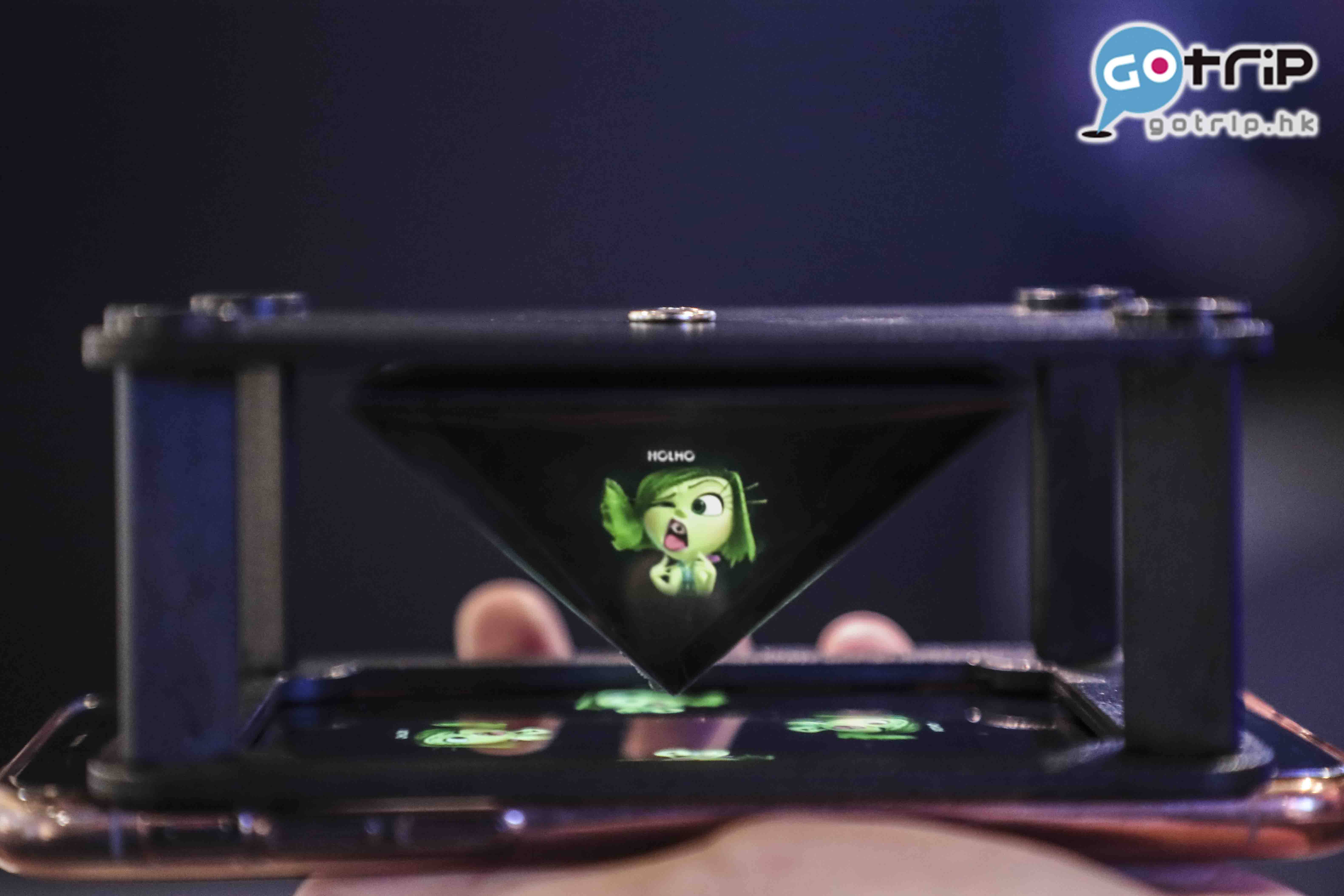 澳門 VR Legend Heroes Park 在手機上播放Hologram video，並將3D全息圖框放於螢幕上，就可以四方八面都睇到。