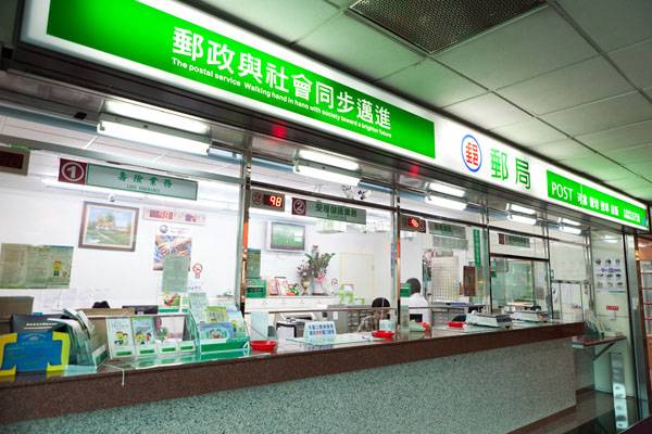 中華郵政位於第二航廈非管制區1樓，服務時間為星期一至五8:30am-5:00pm，星期六9:00am-12:00nn。