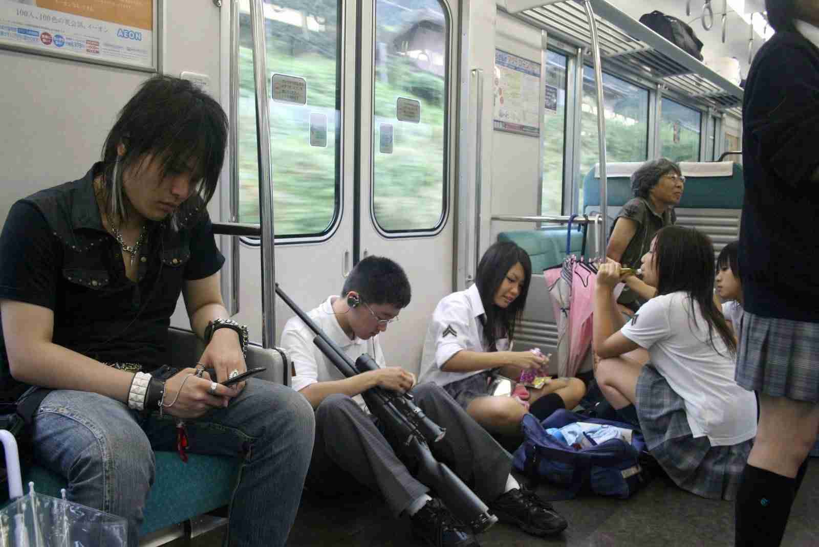 日本電車禮儀 車內通道已經算唔上闊，再坐喺地上霸佔空間，係非常騷擾嘅行為！