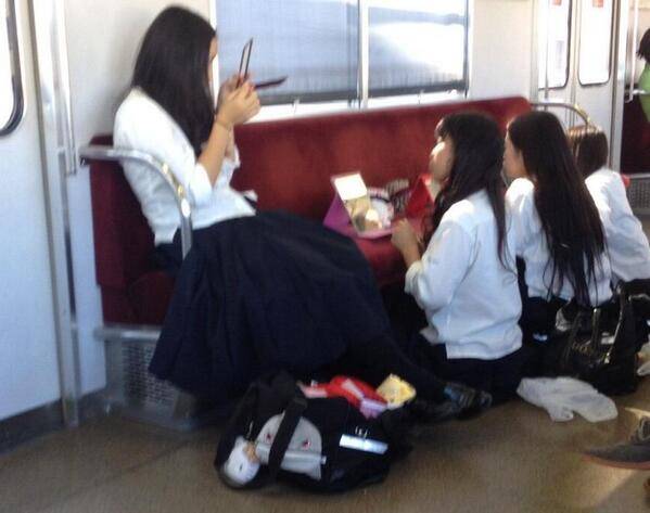 日本電車禮儀 女士應避免於電車車廂內化妝。
