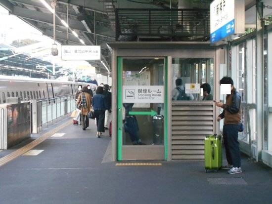日本電車禮儀 車站月台上較少設有吸煙室，多數都設於站內出入口。
