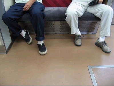日本電車禮儀 即使係男性都唔應該「大字形」咁坐！會霸佔過多座位而令其他人無法坐下。