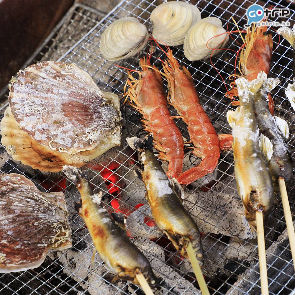 福岡 烤蠔小屋 個人必吃推介還有鹽燒鮎魚（每條 ￥200/約HK）、蛤蜊 （約3-4隻 ￥500/約HK ）及大蝦（ 每隻￥150/約HK)