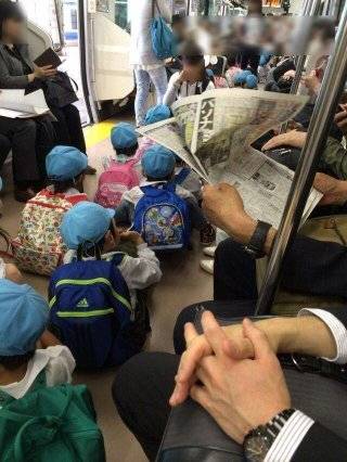 日本電車禮儀 成條通道塞住晒，連上、落車都好困難！