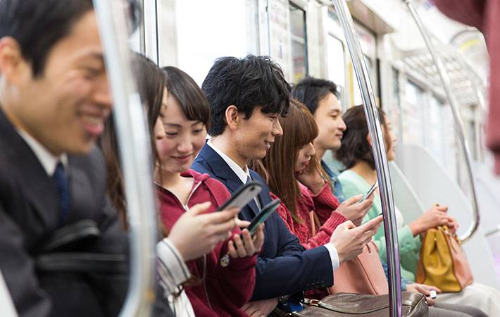 日本電車禮儀 女性指甲較長，容易因指甲敲打到手機屏幕而發出噪音。