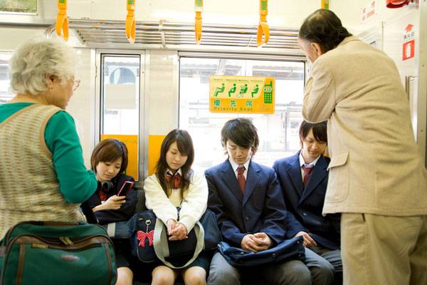 日本電車禮儀 日本方面曾經出過張poster叫大家唔好「扮瞓、扮唔知」，情況同香港差唔多咁嚴厲呢⋯⋯