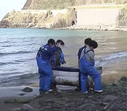 日本地震 由於比想像中重得多，需要4人合力用擔架，才能抬走。