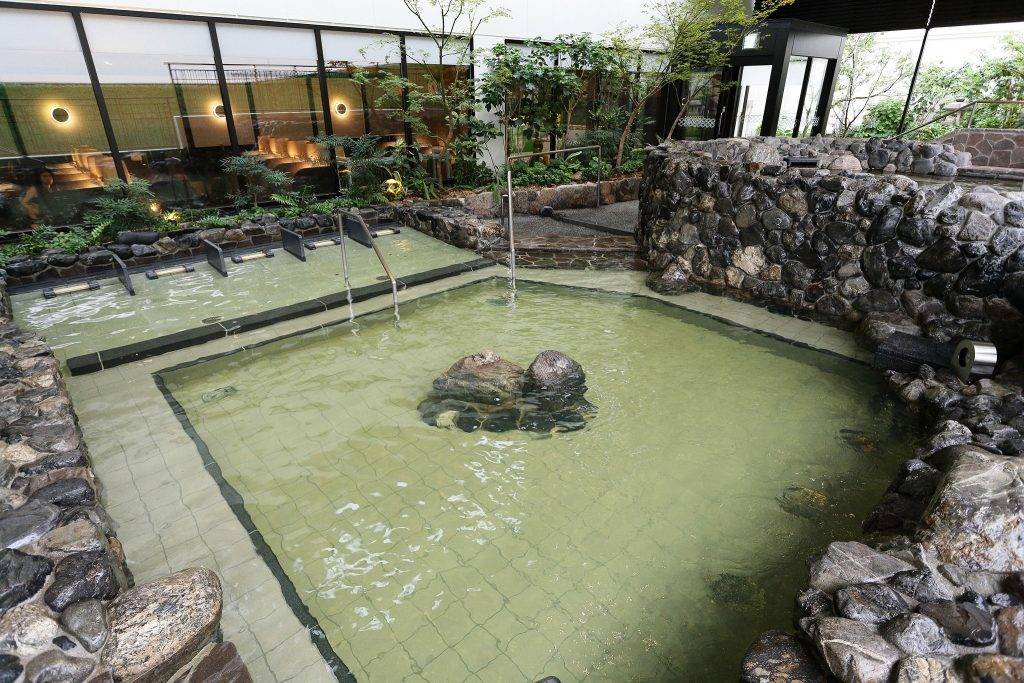 大阪 空庭溫泉 對正庭園並有落地大玻璃嘅大浴場