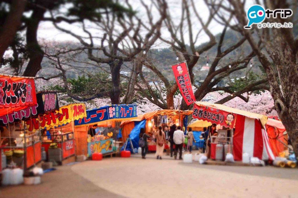北海道自由行2023 北海道景點 函館公園櫻祭有近30檔屋台攤檔，沿著長滿了櫻花的坡道上延伸。