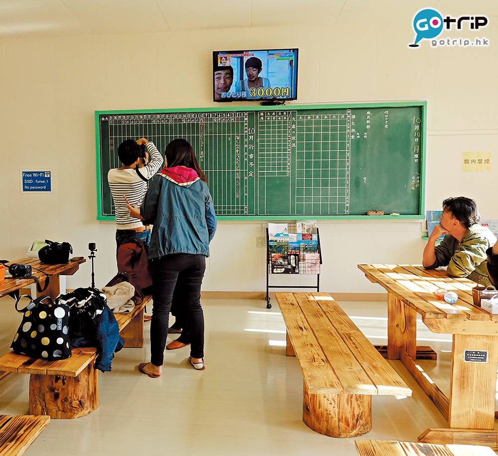北海道自由行2023 北海道景點 集合處是由一間廢校的小學改建成的食堂，保留課室模樣，歷史感滿滿！