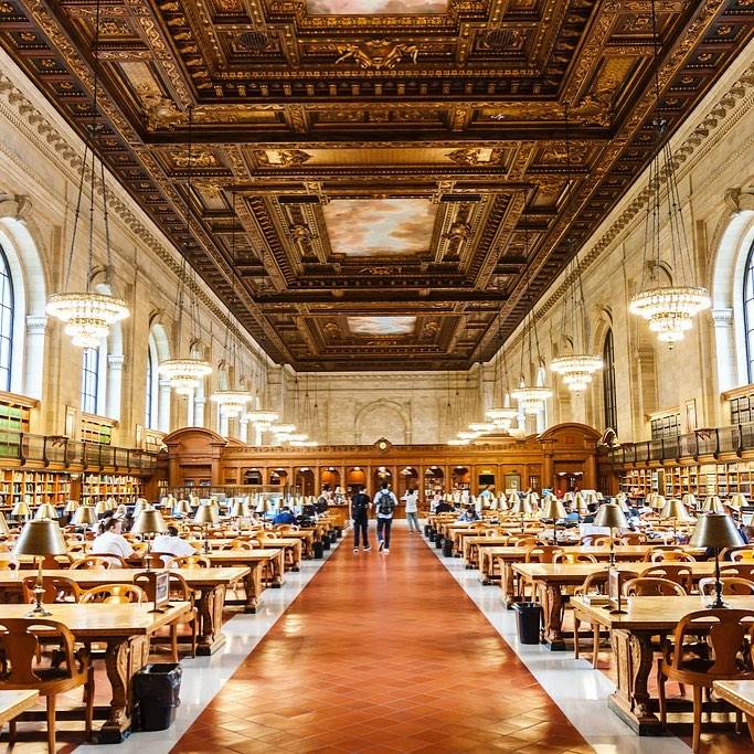 最佳旅遊地點 紐約公共圖書館New York Public Library）收藏了超過5千萬本書籍！圖書館最令人深刻的是玫瑰閱覽室裡，特別是天花板，非常之有藝術感！
