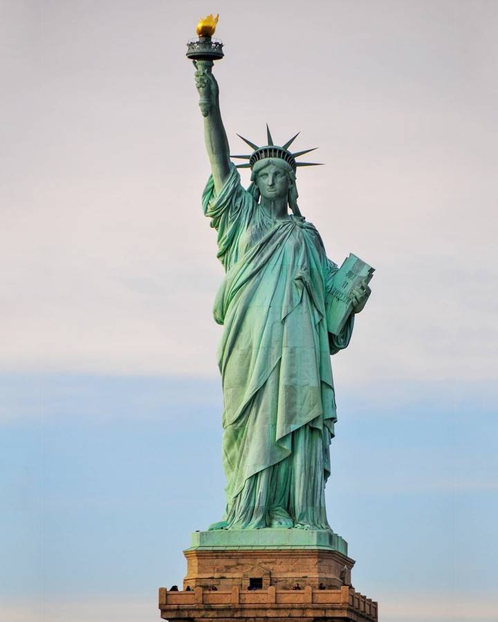 最佳旅遊地點 紐約市內最不能錯過的行程，一定是用最近距離觀看最代表紐約市的地標—自由女神像Statue of Liberty）。