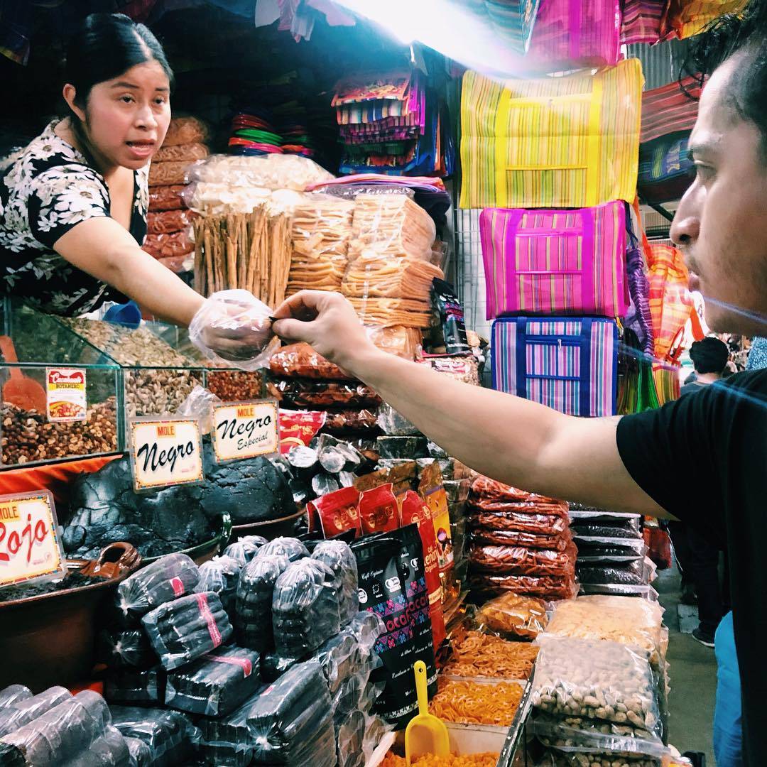 最佳旅遊地點 在Benito Juarez Market Mercado de Benito Juarez)可以體驗到正宗瓦哈卡的地道生活，市場內最有名的包括肉製產品、皮革繡花和辣椒。