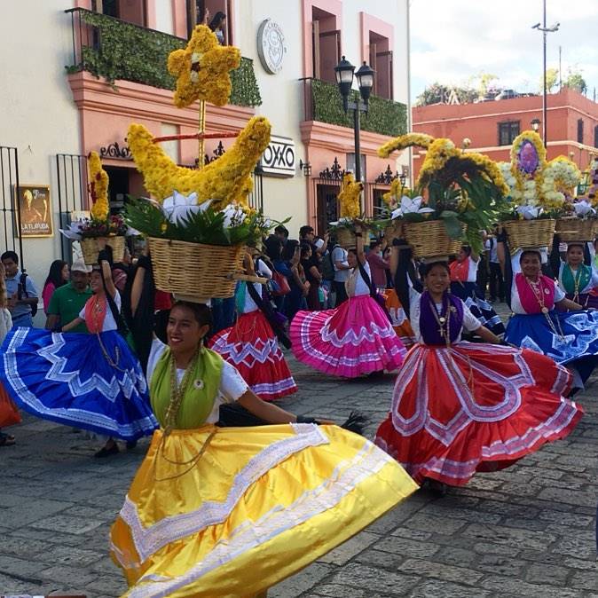 最佳旅遊地點 每年 7 月的最後兩個星期一，瓦哈卡內的7 個地區會舉辦「Guelaguetza Festival」，大家會穿上色彩鮮艷的民族服裝，帶著不少南美傳統的樂器，沿途載歌載舞一同慶祝。