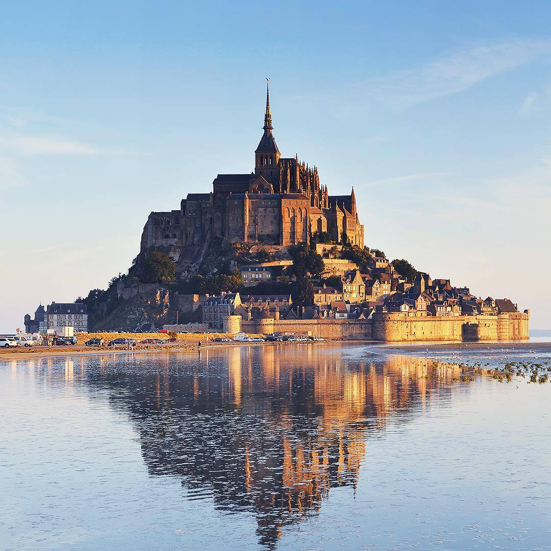 最佳旅遊地點 聖米歇爾山（Abbaye du Mont-Saint-Michel）像在童話故事裡一般的城堡，給人夢幻的感覺！到訪時，記得留下來欣賞日落美景！