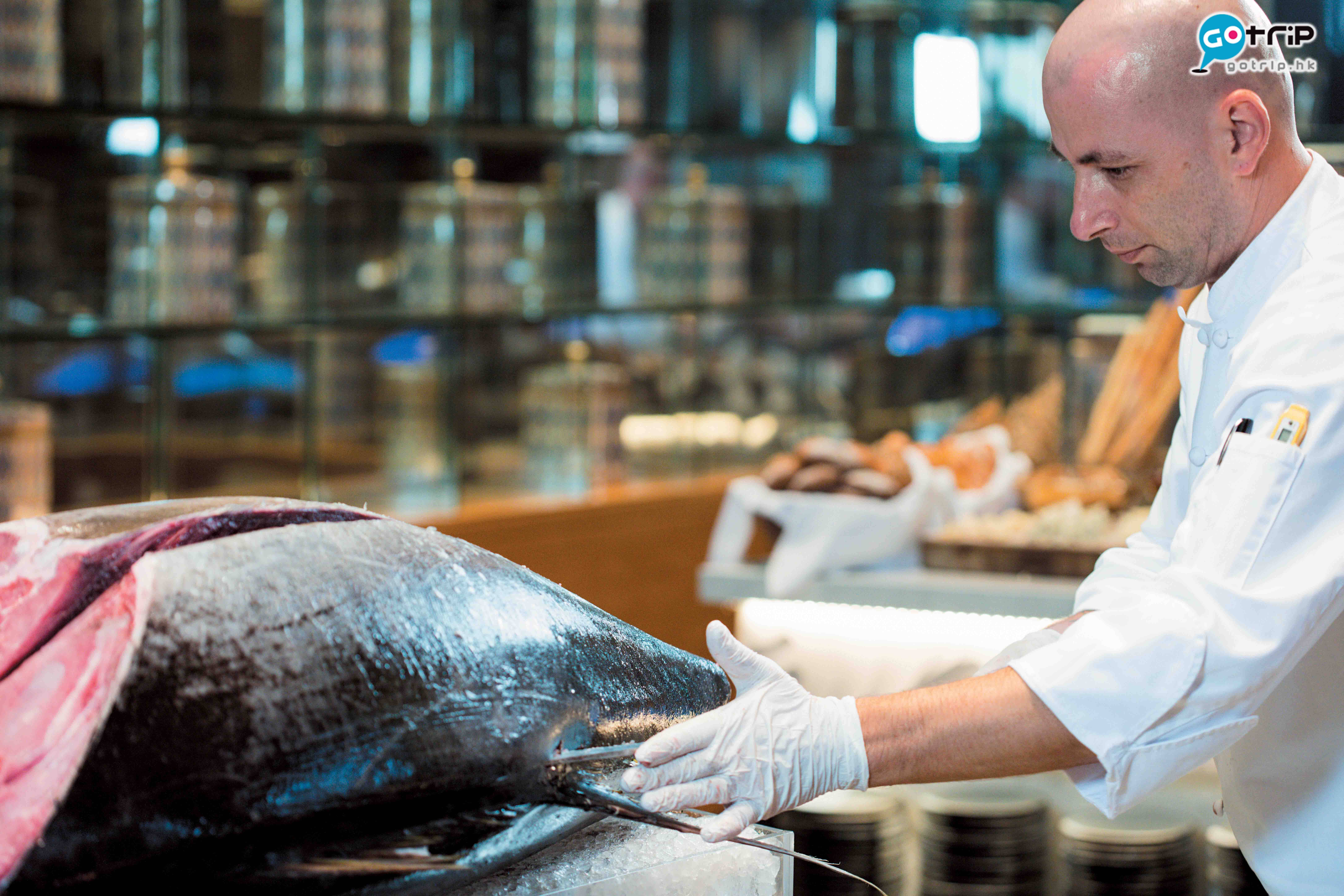 澳門自助餐2019 每條黃鰭吞拿魚重約50至60公斤，將由廚師的精巧刀工切出各個不同鮮味的部位。