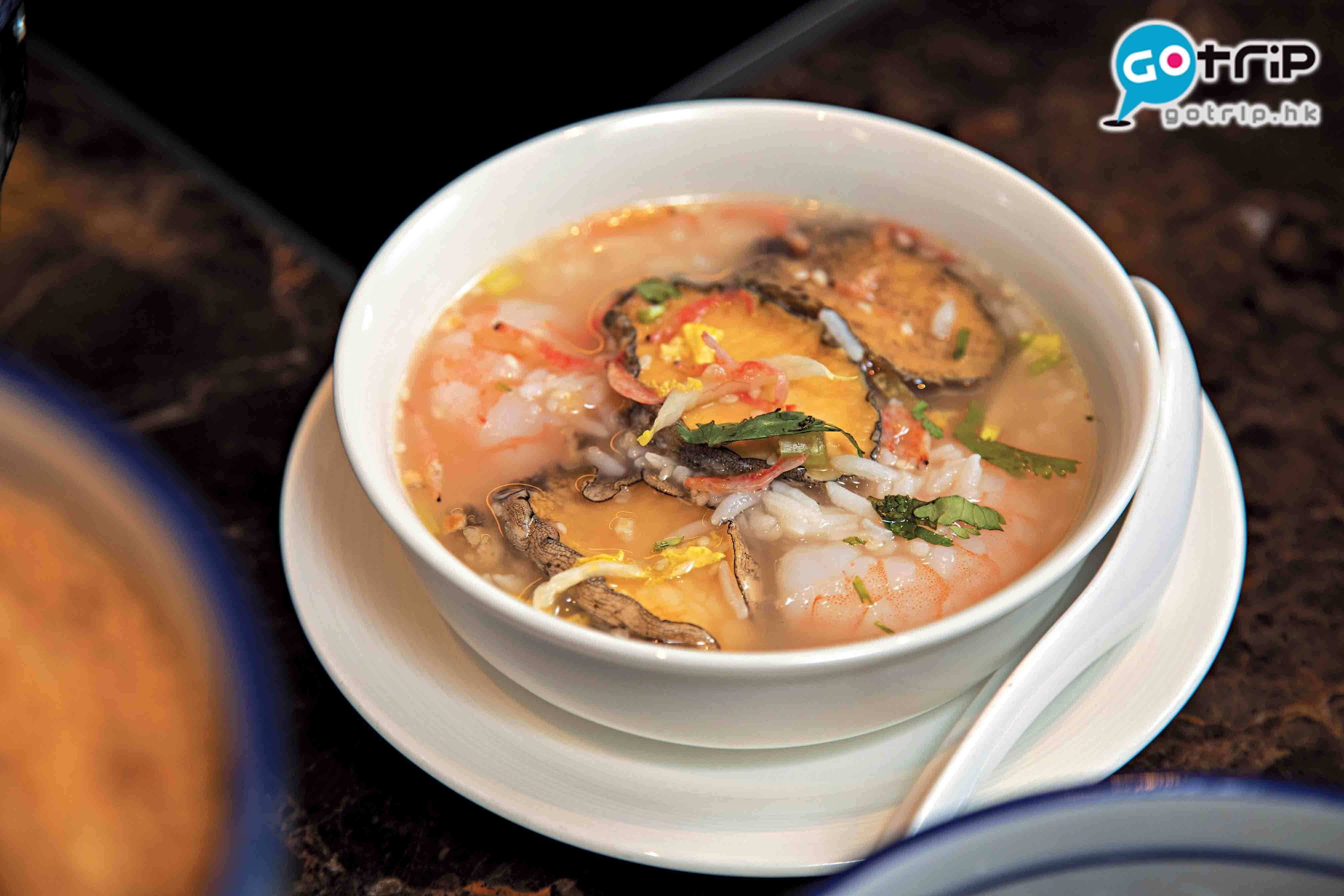 澳門自助餐2019 鮑魚海鮮泡飯，由大廚每天用3小時濃縮熬製，製作方面好講究，而且海鮮分量十足！