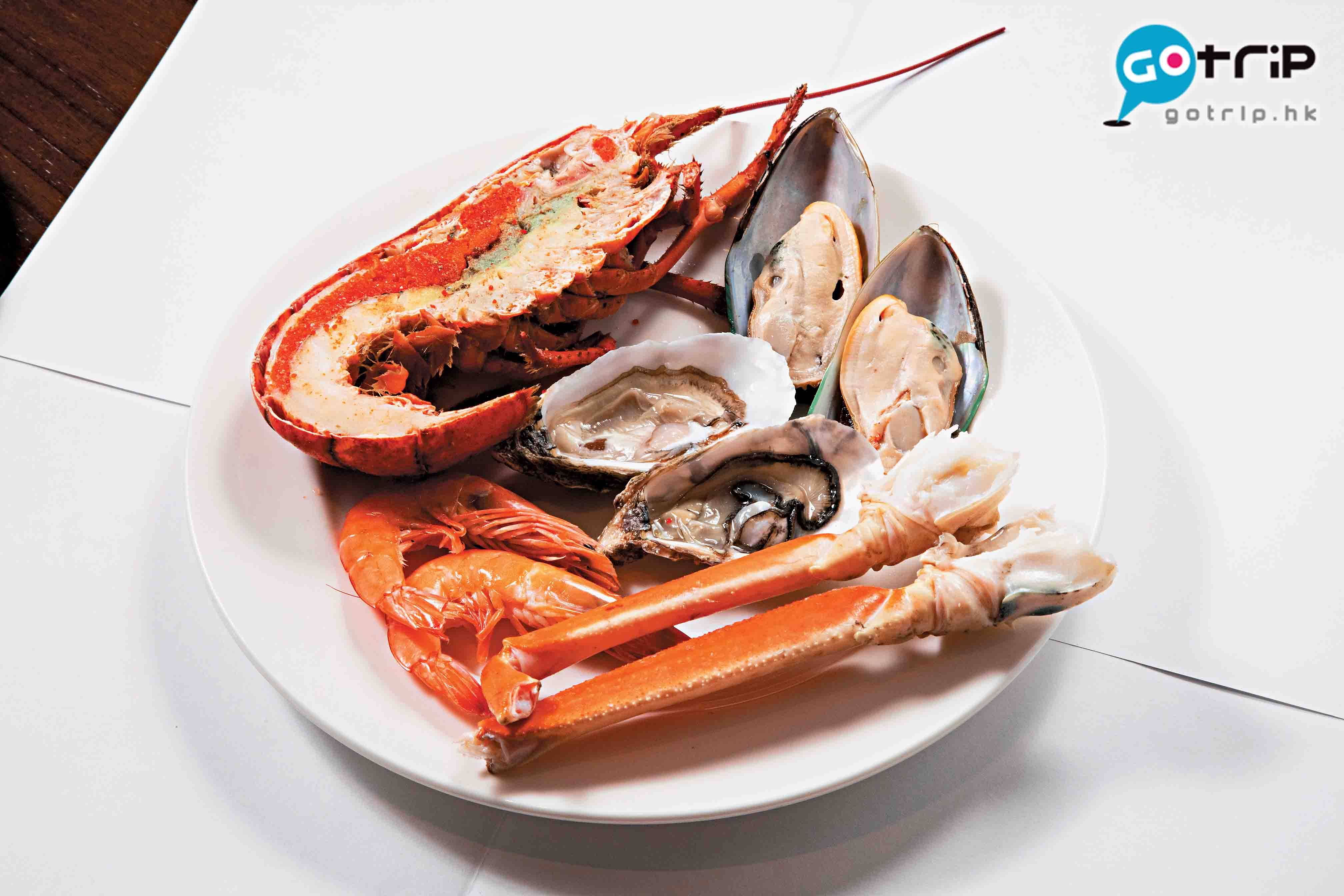澳門自助餐2019 海鮮有法國生蠔、加拿大鱈蟹腳、波士頓龍蝦、南美熟蝦和加拿大青口。
