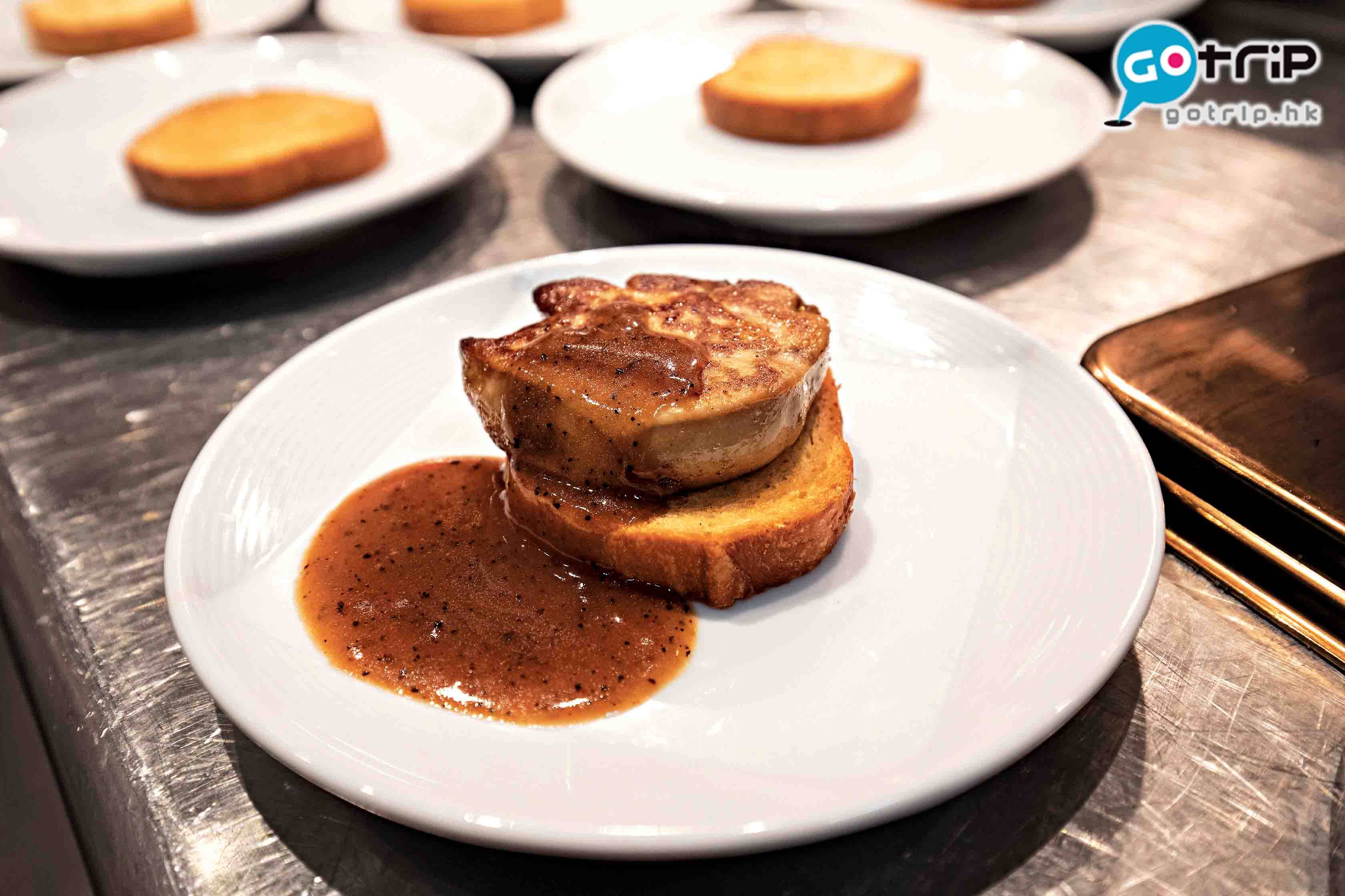 澳門自助餐2019 法國鵝肝多士，由廚師現場即煎， 鵝肝夠厚身， 油脂豐腴，配黑松露醬，match！