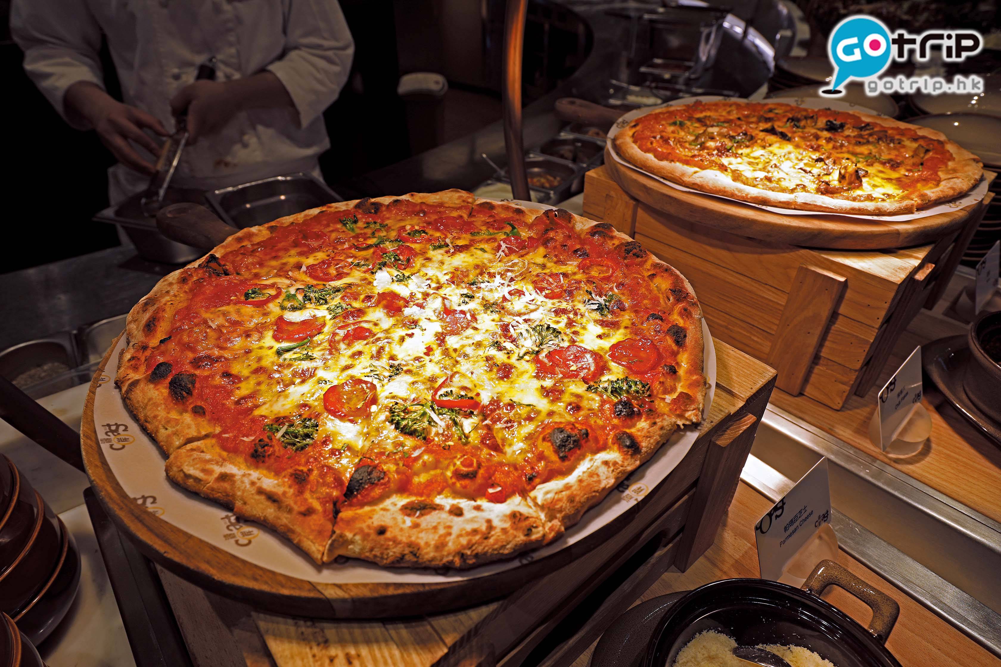澳門自助餐2019 每日都有2款pizzas提供，而每日都口味不同。記者當日的是芝士辣肉腸及烤野菌百里香薄餅。