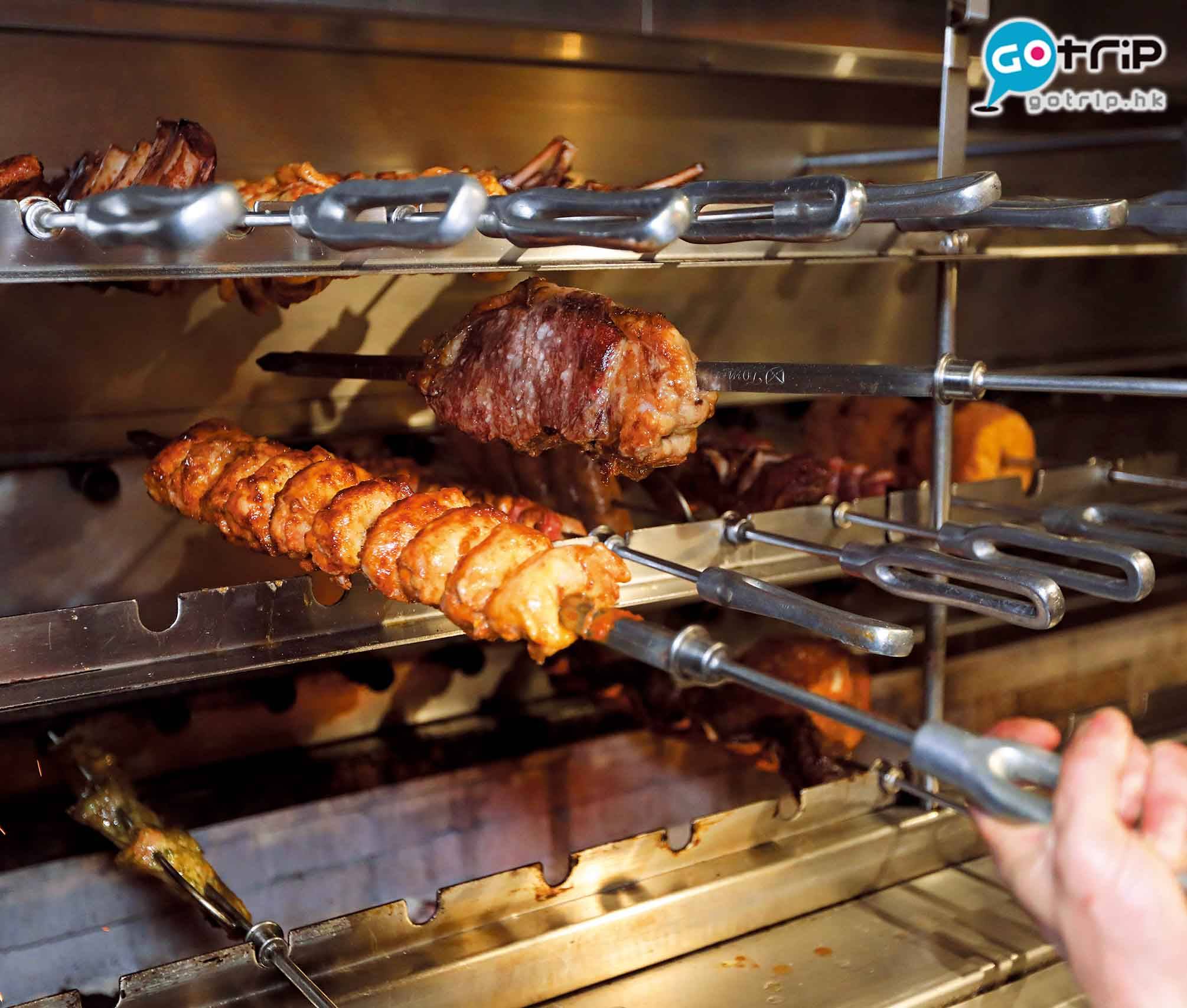 澳門自助餐2019 用特製炭火慢烤肉，表層有淡淡焦香，同時可以鎖住肉汁，不會令肉質變「乾柴」。