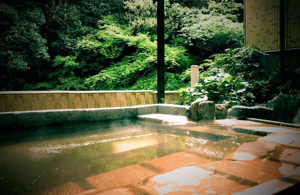 大阪溫泉旅館 戶外溫泉可以靜享林間美景。