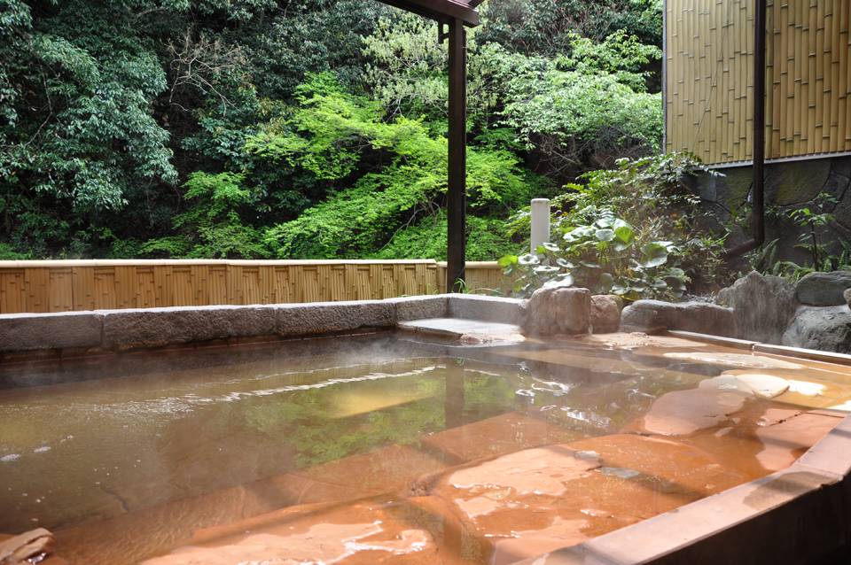 大阪溫泉旅館 泉水富含天然鈉，對神經痛、關節痛、慢性消化系統疾病、慢性皮膚病等均有療效。浸後會使皮膚變得十分光滑，因此也受到女性的歡迎。