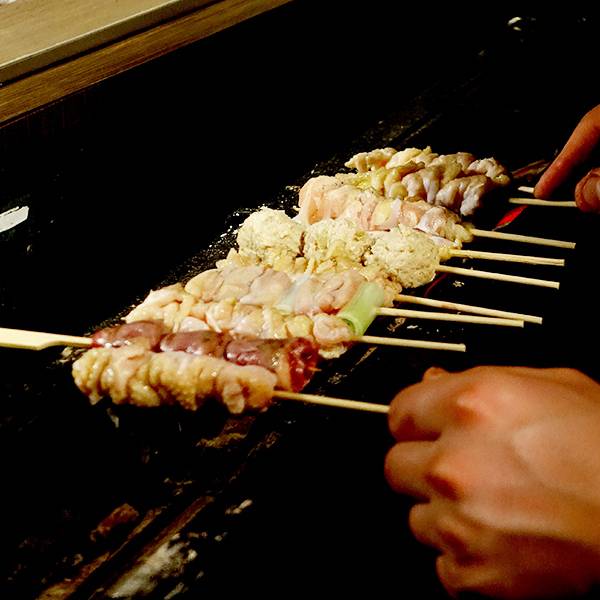 大阪美食 店主特別訂造較窄的炭爐，務求令炭火及煙集中地把串燒燒熟。