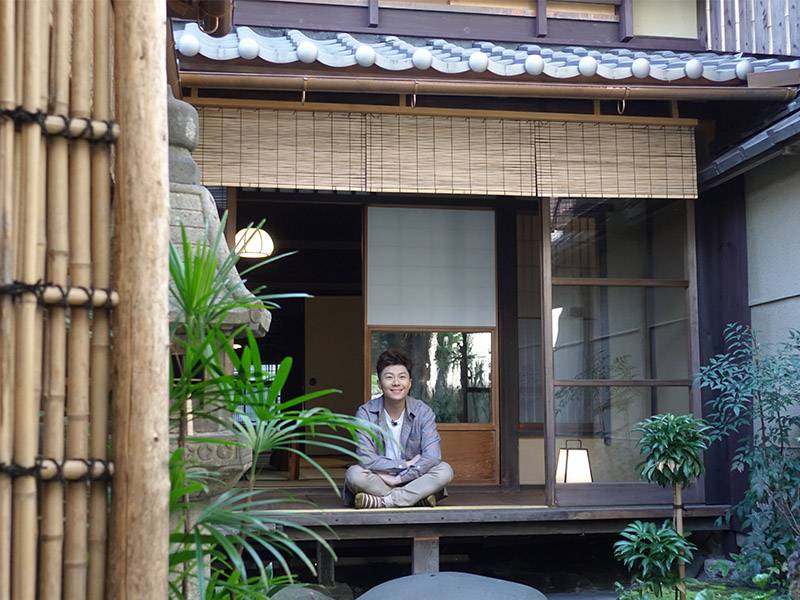 周遊關西 町家內有個小小的庭園及「緣側」Jarvis坐的地方），很有日本傳統的特色，住在這裡，一定常常坐在這個位置拍攝打卡！