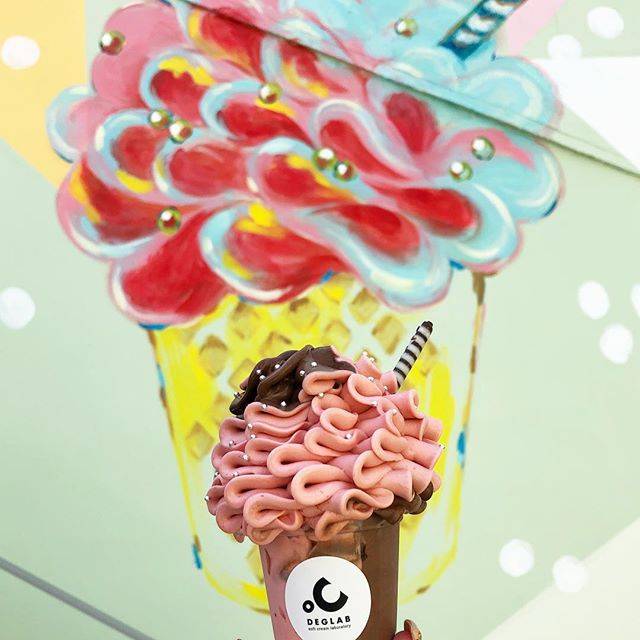 大阪美食 花瓣雪糕的照片，小小一杯，是還蠻可愛的。不過要搭配店家的大片牆面拍照，可愛度更升級呀！