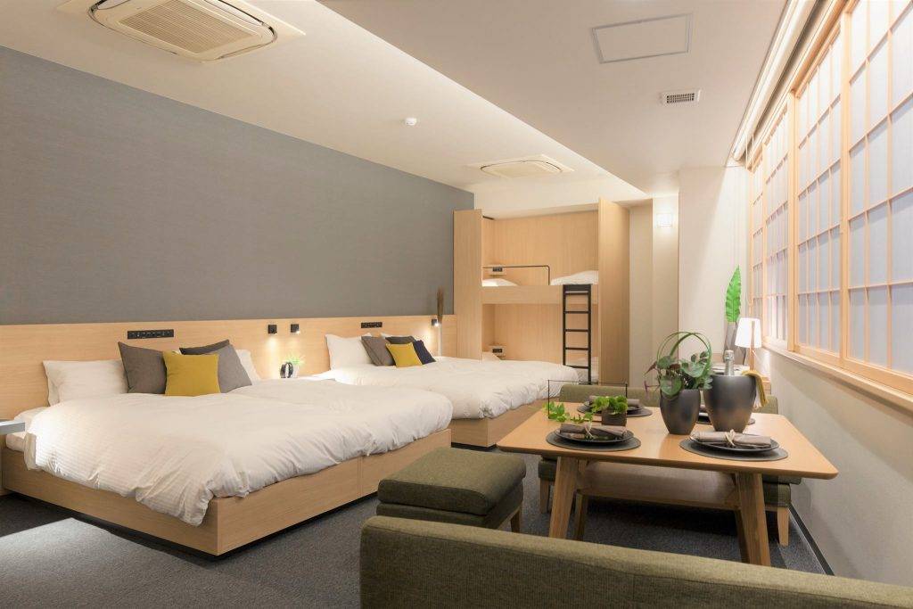 東京酒店 6人和室床鋪窄少少，但換來和式偏廳，夜晚開零食大會都坐得舒服。