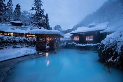 日本雪景溫泉 當中的「鶴湯」是秋田藩主的溫泉療養地，歷史最為悠久，最推薦乳白色的混浴露天溫泉。（credit：ily___0620）