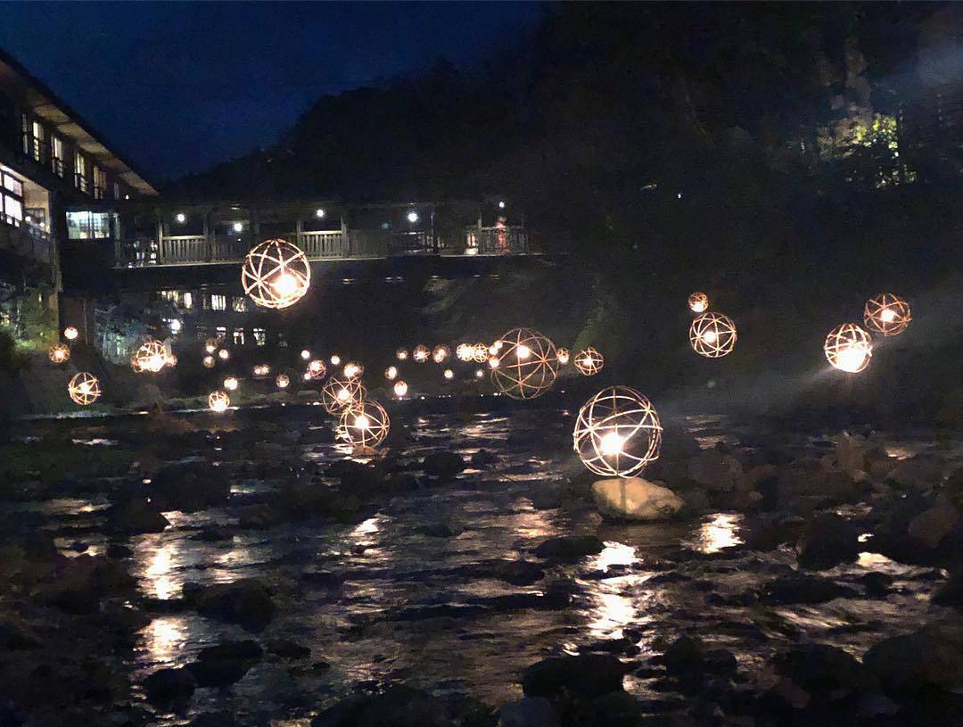 日本雪景溫泉 聖誕節到三月底，會有300個竹燈籠包圍溫泉小鎮。（credit：skyroom24）