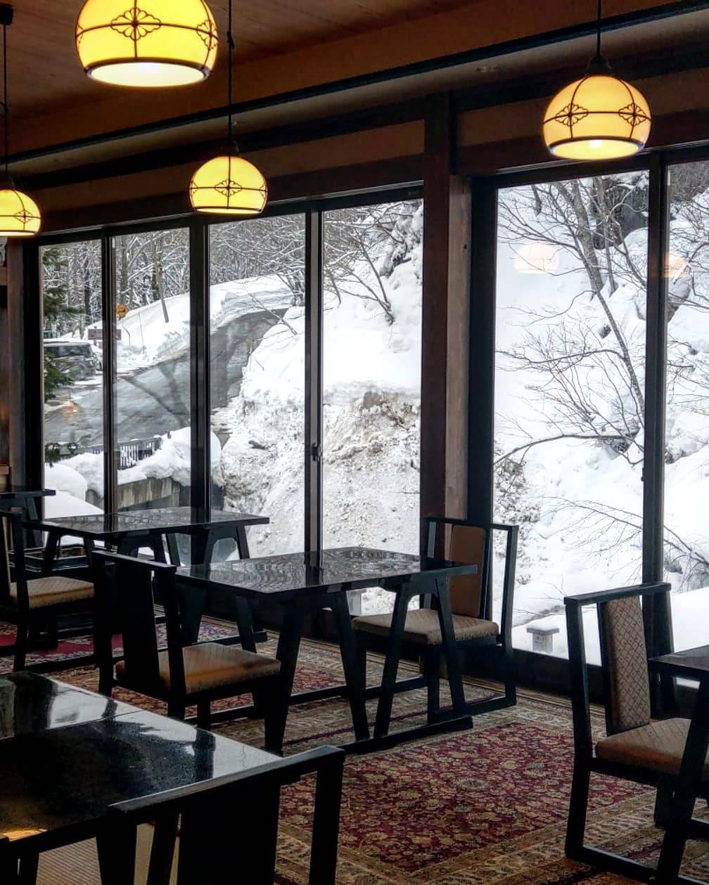 日本雪景溫泉 用膳時，都一樣可以看到美麗的雪景。（credit：pigstravelrecord）