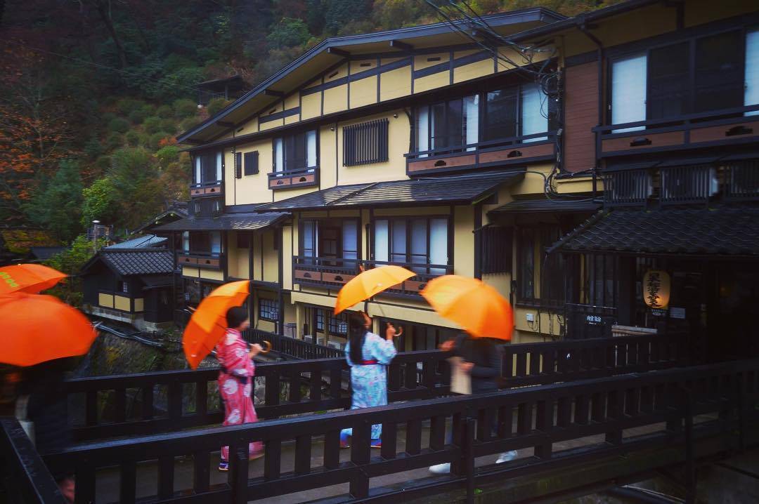 日本雪景溫泉 不少女生都會穿浴衣去老街散散步。（credit：walkjapan）