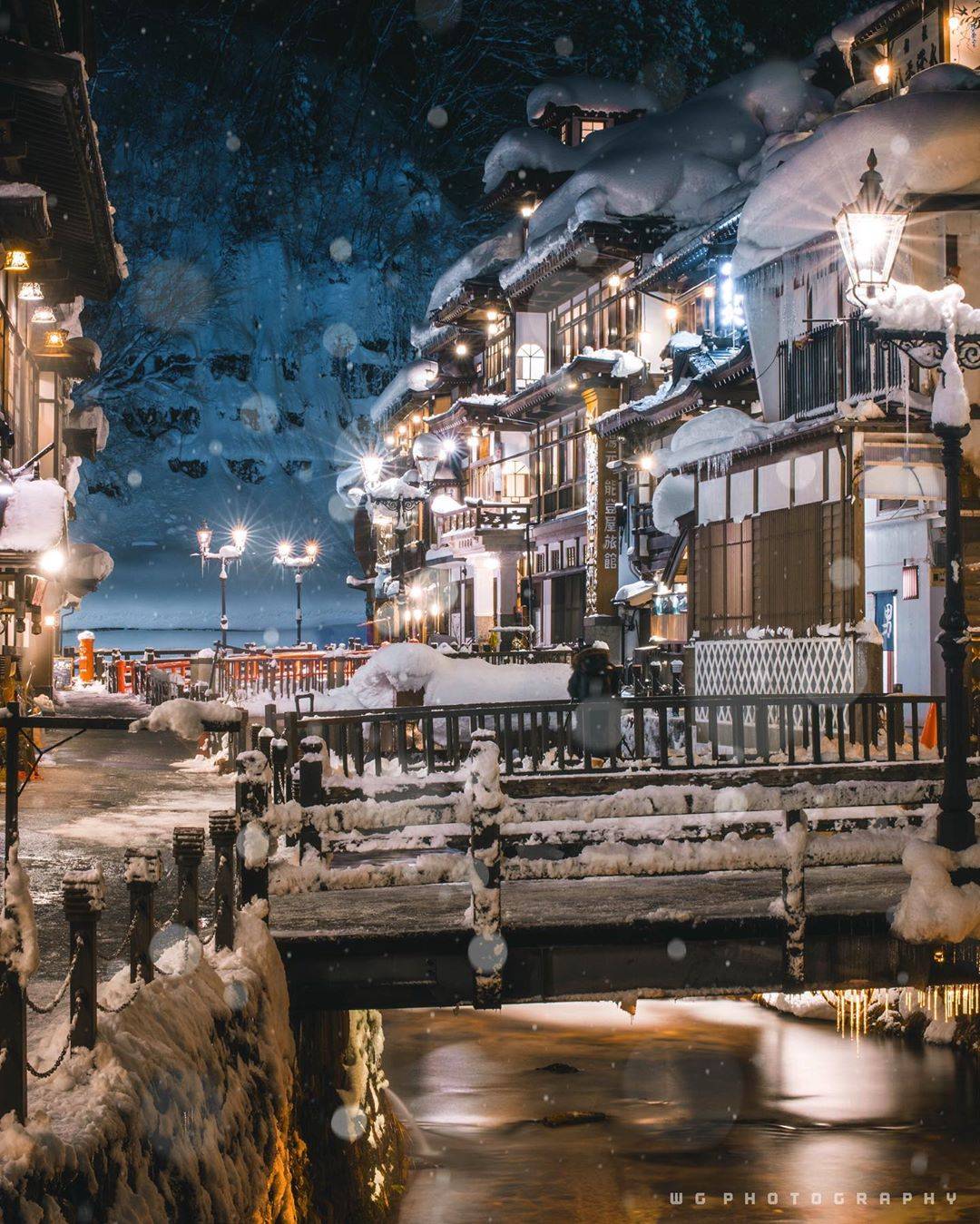 日本雪景溫泉 銀山溫泉是因為兩排溫泉旅店有著古色古香的懷舊感，而大受旅行人士歡迎。(credit：wasabi_guma）
