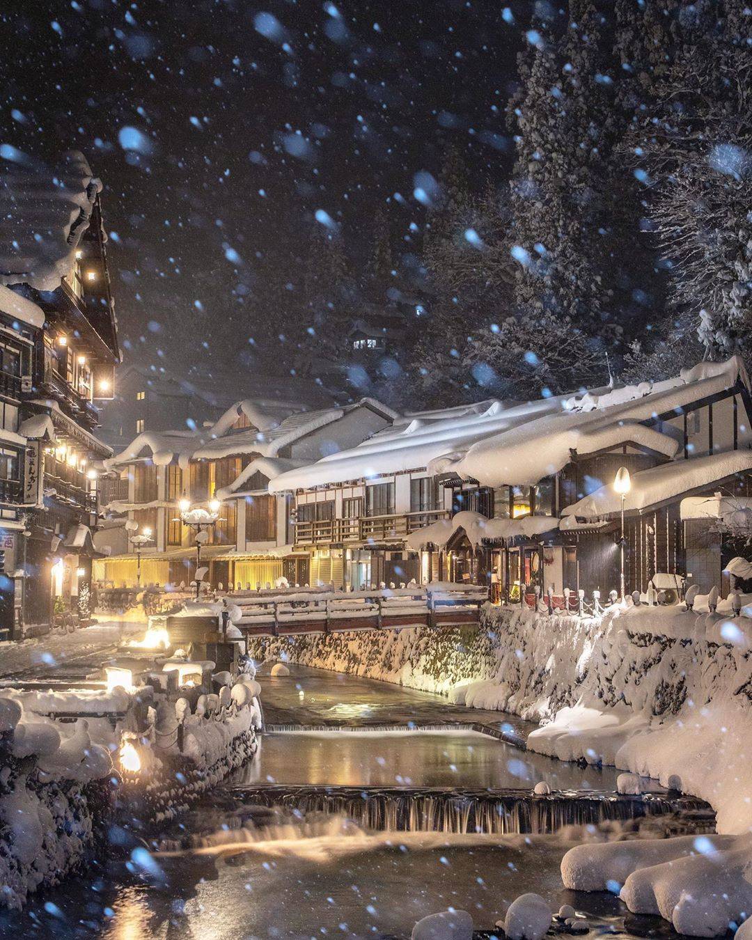 日本雪景溫泉 日式傳統的木製建築，成為不少人的打卡熱點。（credit：kotankotankotan182）