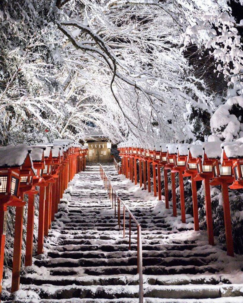 日本雪景 白雪加上紅木燈籠，強烈對比之下特別漂亮。