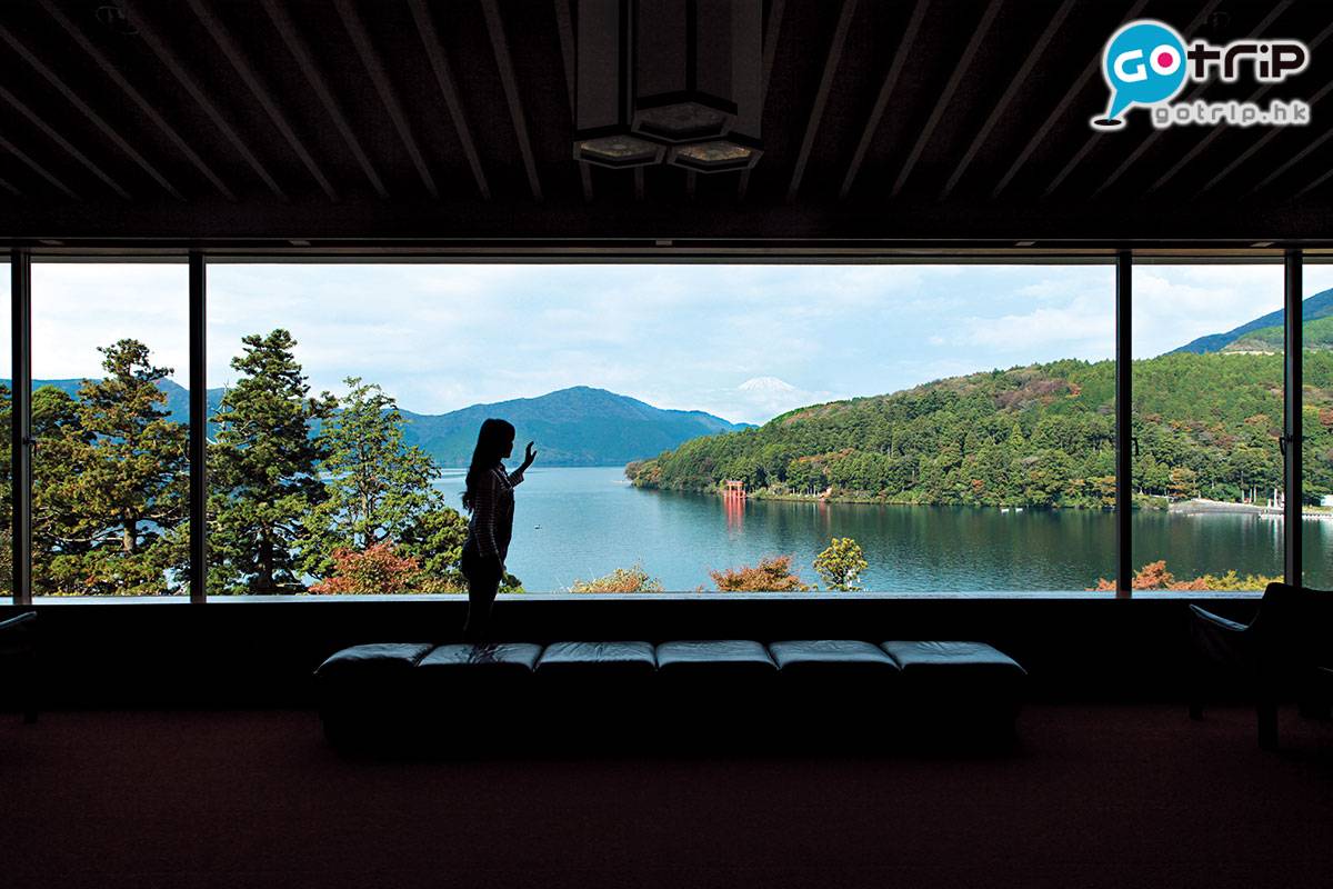 Fly！旅遊天書 成川美術館展望包廂那片50米長的大玻璃窗櫺可眺望蘆之湖及富士山的壯麗景色。