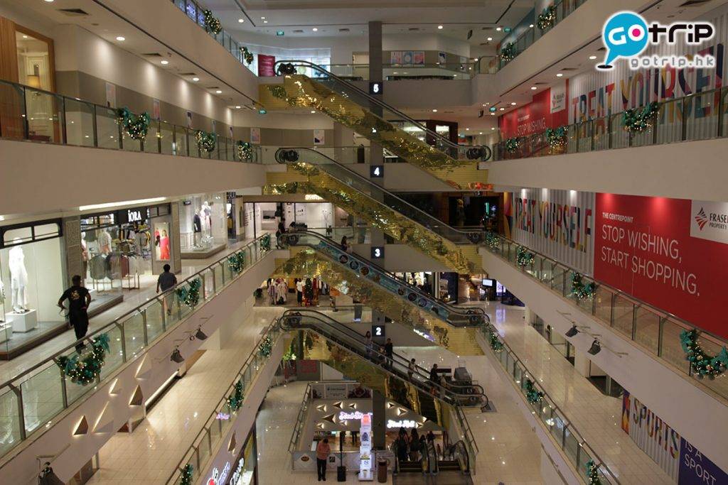 烏節路的商場大部分也有數層高，有達百間商店。