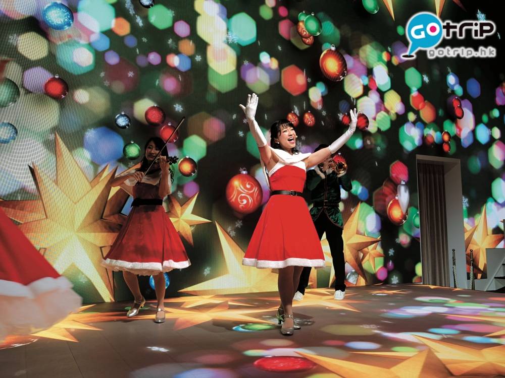 Hello Kitty主題餐廳 舞台表演全長約1小時，先有Kitty投 影動畫，歌舞更結合巨型 LED 屏幕的 舞台，帶來華麗的視覺效果。