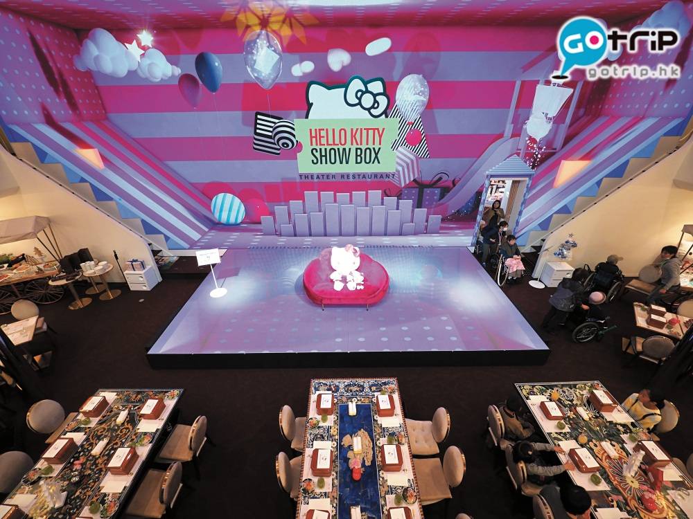 Hello Kitty主題餐廳 真人歌舞表演結合巨型 LED 屏幕舞台，帶來繽紛的視 覺效果。