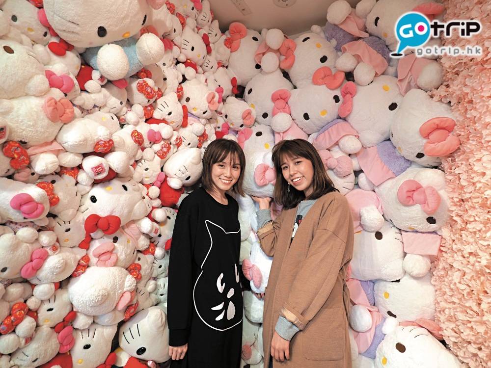 Hello Kitty主題餐廳 Gallery 有一道用350隻 Kitty 毛公 仔砌成的打卡牆。